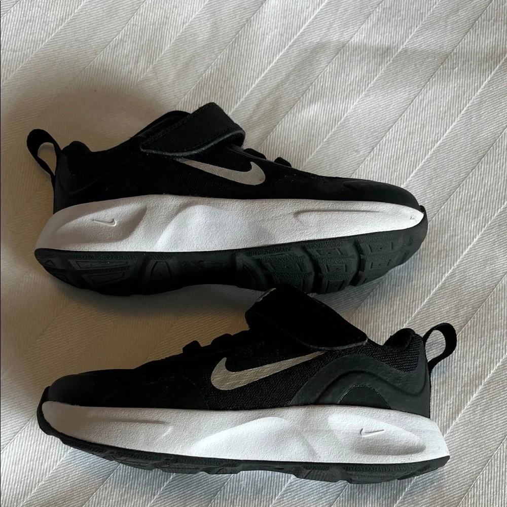 Nike Kids Black and White Hook-and-Loop Sneakers - Picture 2 of 3